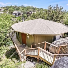 Gorgeous Waterside Holiday Rental in Lakeway with pool/jacuzzi [#6 Primrose]