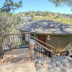 Midweek waterfront heaven near Austin with pool and hot tub [#5 Rain Lily]