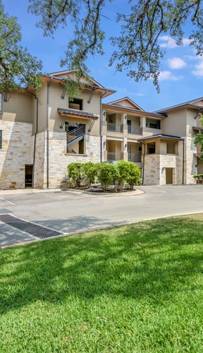 Luxury house in Texas with spacious driveway and mature trees