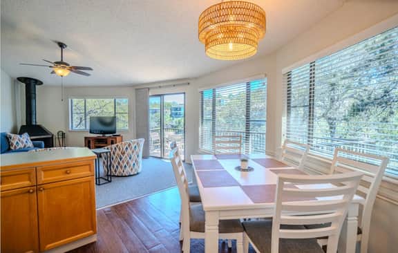 Gorgeous Waterside Holiday Rental in Lakeway with pool/jacuzzi [#6 Primrose] - Image 3