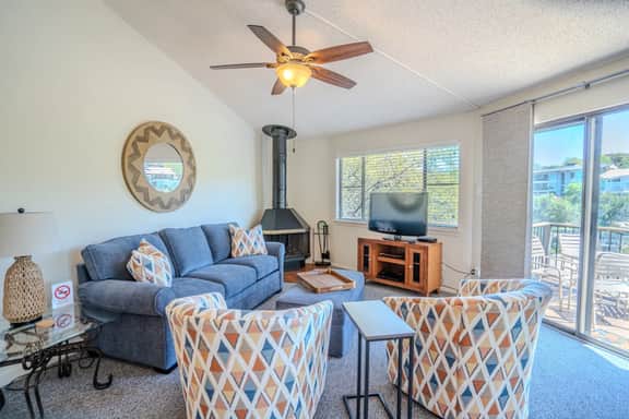 Gorgeous Waterside Holiday Rental in Lakeway with pool/jacuzzi [#6 Primrose] - Image 5