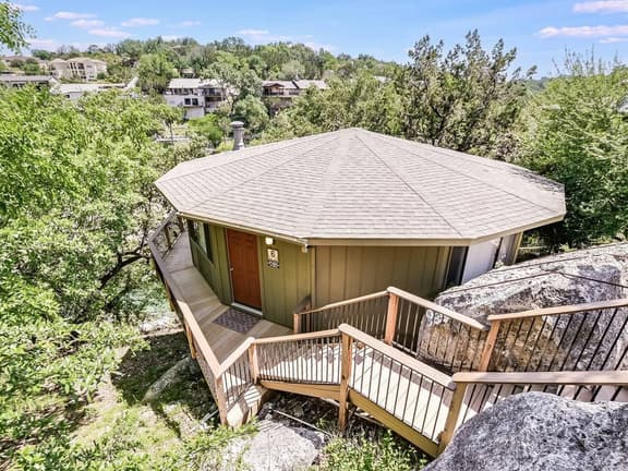 Gorgeous Waterside Holiday Rental in Lakeway with pool/jacuzzi [#6 Primrose] - Image 1