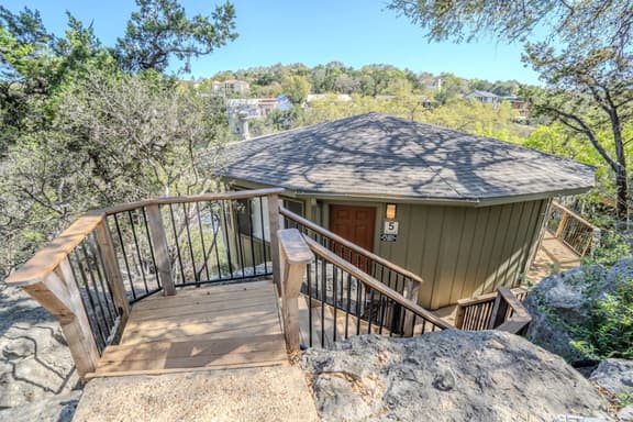 Midweek waterfront heaven near Austin with pool and hot tub [#5 Rain Lily] - Image 1
