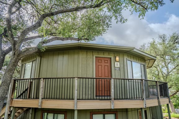Peaceful Lakeview Treehouse near golfing, Austin/San Antonio [#18 Yucca] - Image 1